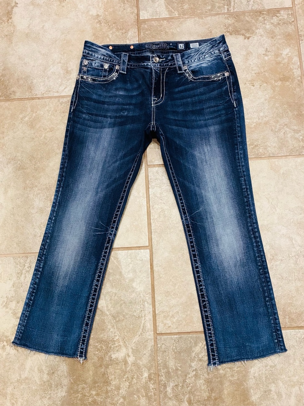 Miss Me Signature Cropped Frayed Stretch Jeans 32x25.5 EUC - Picture 3 of 12